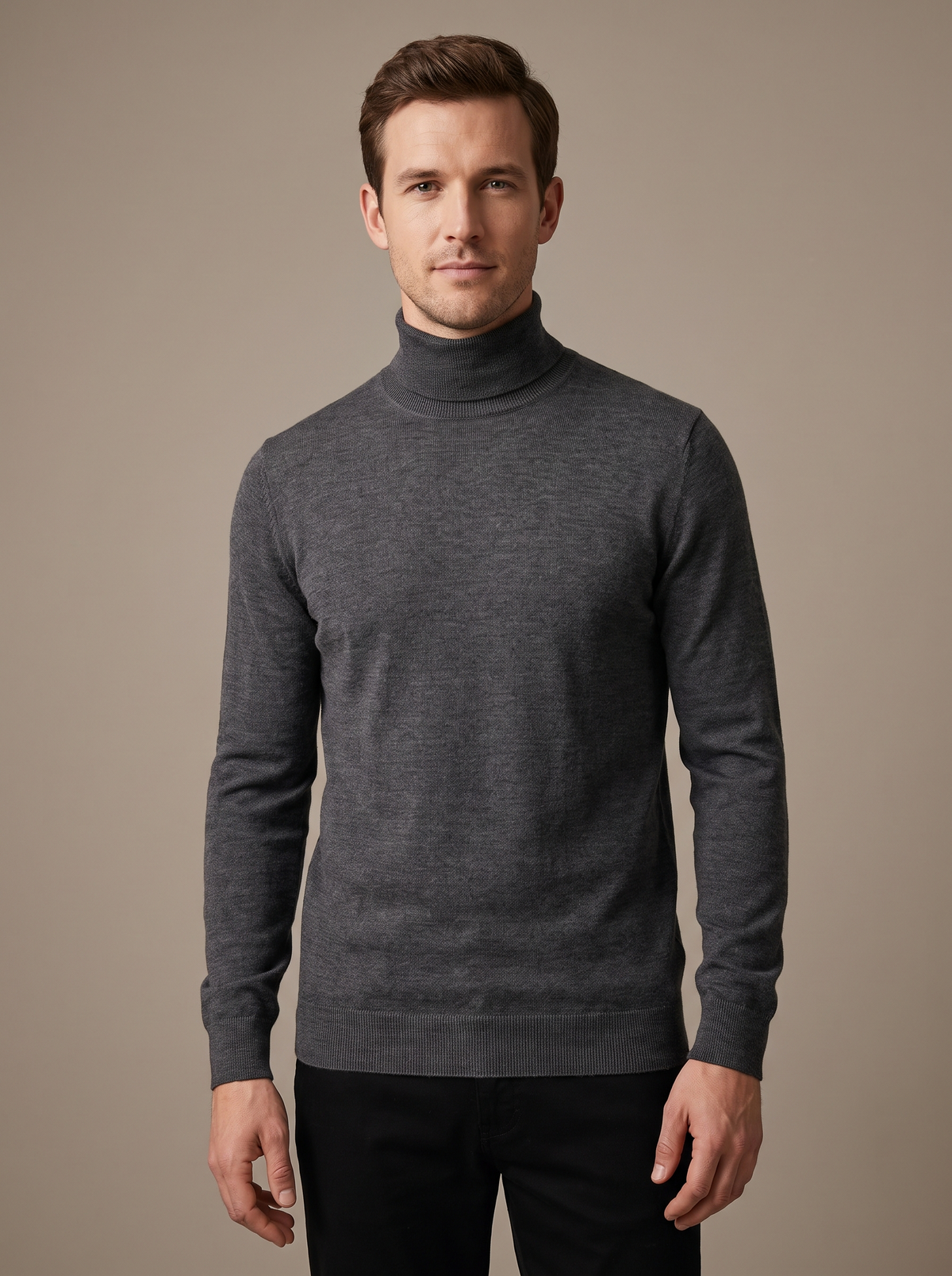 Homme en col roulé gris