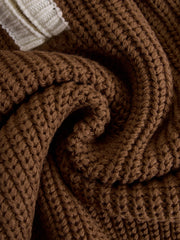 Robe-pull bicolore à col zippé — détail de la maille côtelée marron