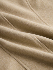 Manteau court kaki à épaulettes — détail du tissu et d'une couture