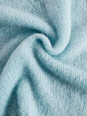 Gilet bleu clair en mohair — gros plan de la maille duveteuse bleu clair
