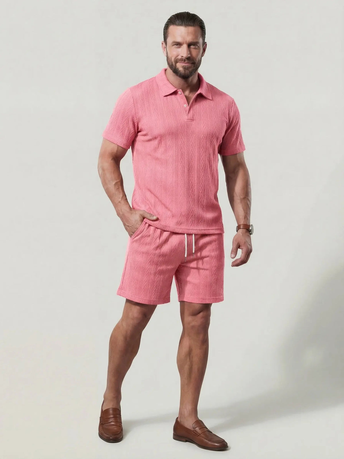 Ensemble polo rétro et short rose — vue portée en pied, de face