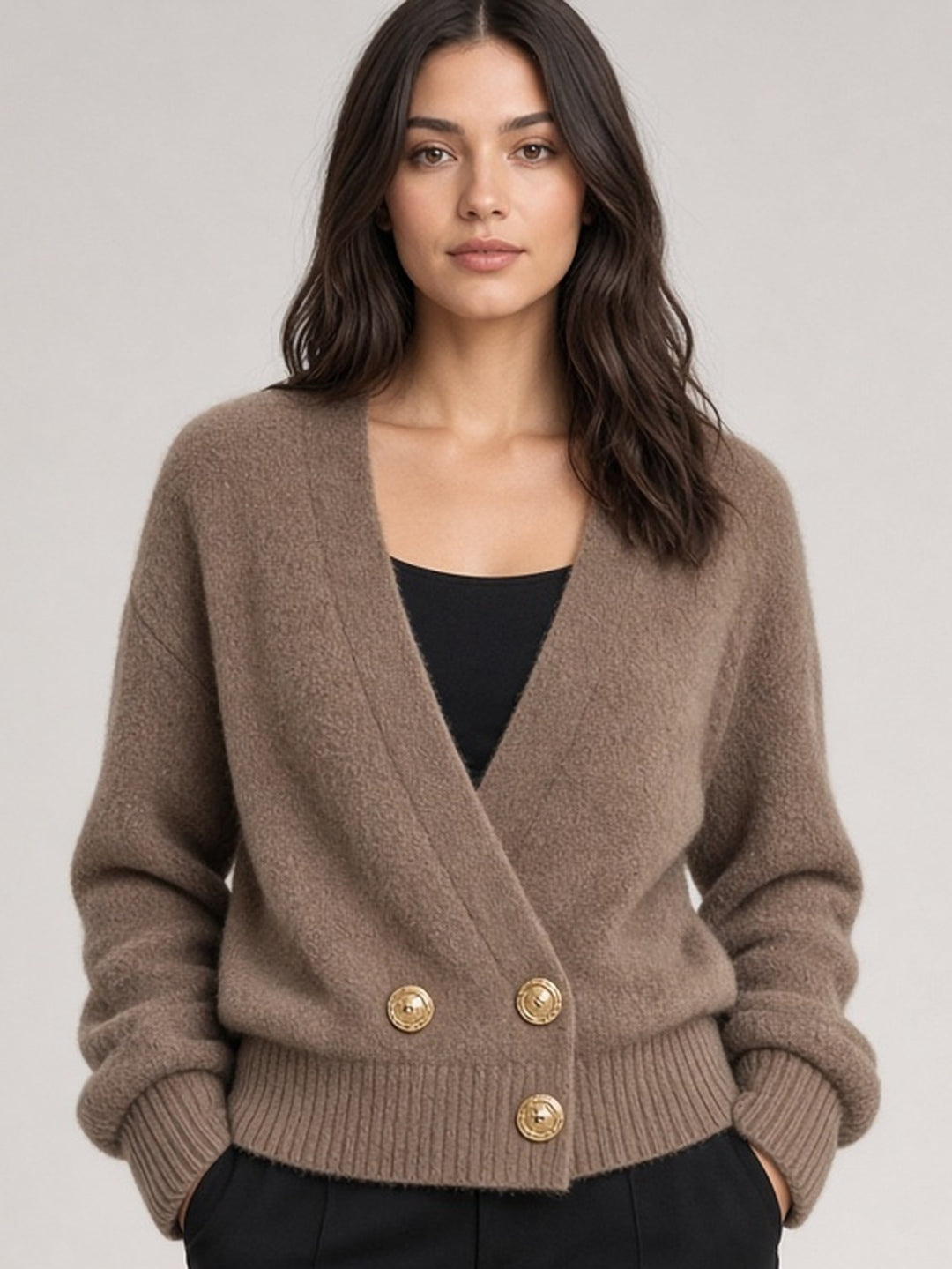 Cardigan taupe à devant croisé et boutons dorés — vue de face