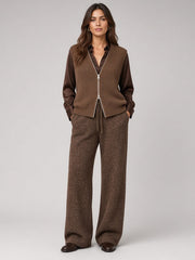 Ensemble trois pièces brun — vue portée de face, chemise satinée, gilet zippé et pantalon