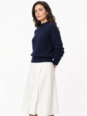 Ensemble pull bleu marine et jupe midi blanche — vue de face