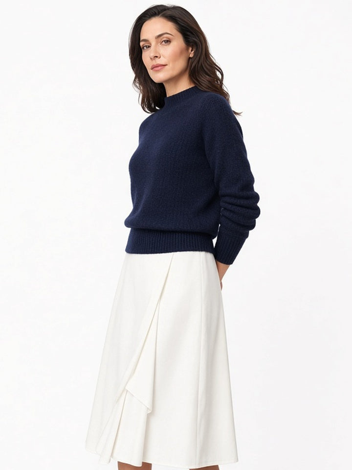 Ensemble pull bleu marine et jupe midi blanche — vue de face