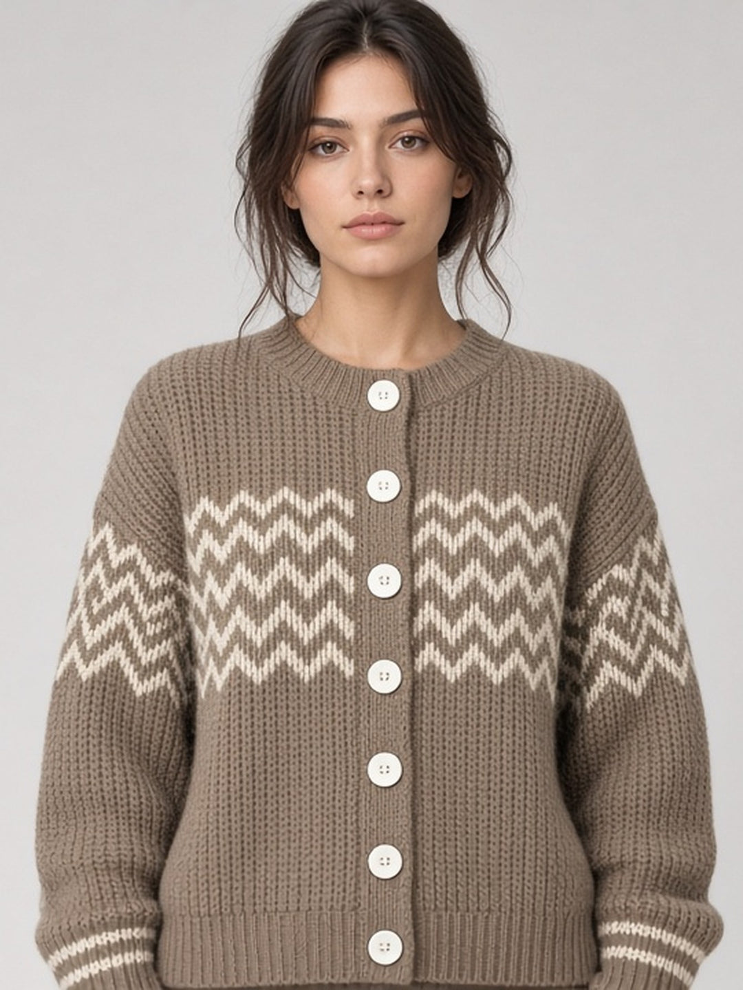 Cardigan taupe à motifs géométriques écrus — vue de face