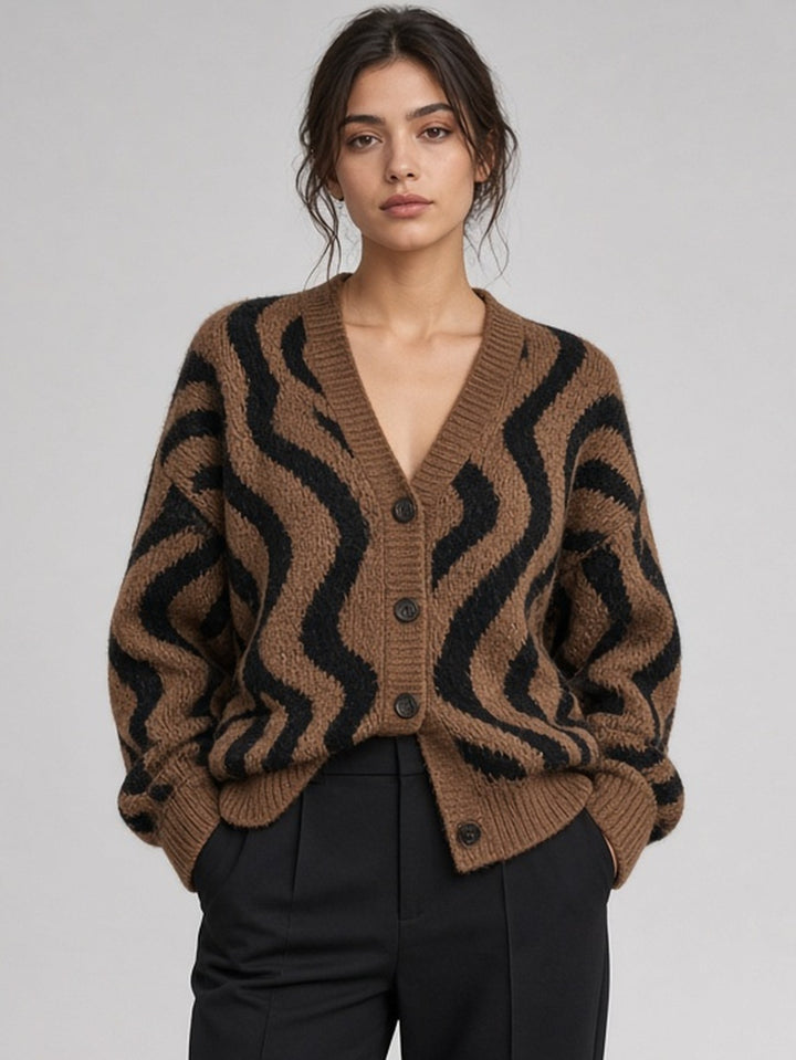 Cardigan brun à arabesques noires — vue de face. Soniel Paris.