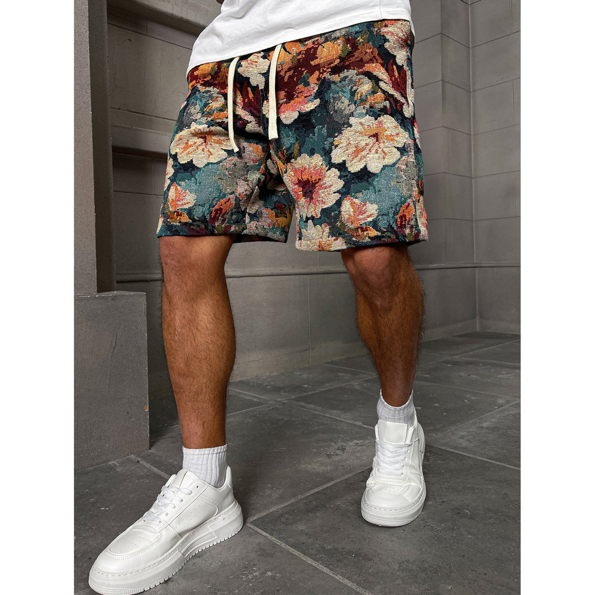 Short à motif floral — vue portée de face, cadrée sur le bas du corps