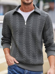 Pull torsadé à col zippé gris — vue portée de trois-quarts