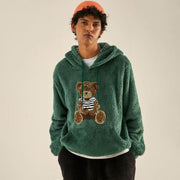 Sweat à capuche motif ourson vert foncé — vue portée de face