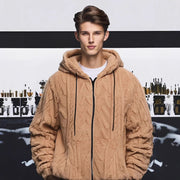 Veste à motifs en relief camel — vue portée de face, sur un front de mer moderne