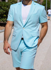 Costume à manches courtes bleu ciel — vue portée en extérieur, de face