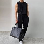 Ensemble sans manches pantalon ample noir — vue portée avec grand cabas gris
