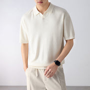 Polo pull-over à manches courtes beige — vue portée de face, plan rapproché
