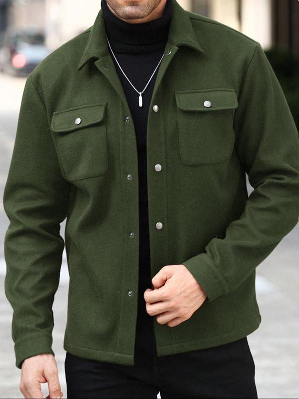 Veste unie à poches poitrine vert foncé — vue portée de face, mains dans les poches