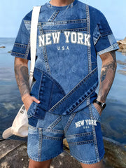 Homme portant un ensemble t-shirt et short à imprimé patchwork bleu, gris et blanc, avec texte « New York » sur le devant.