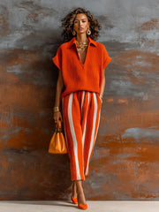 Ensemble maille orange et blanc — vue portée en pied, devant un mur texturé marron