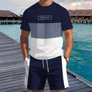 Ensemble t-shirt short deux coloris bleu marine et blanc — vue portée au bord d'une piscine tropicale