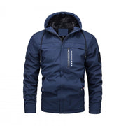Veste bleu foncé à capuche, vue de face, avec une poche zippée à la poitrine.
