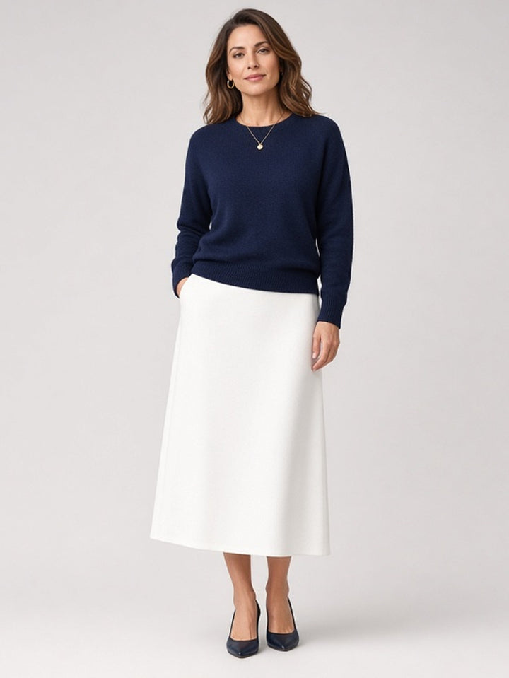 Ensemble pull bleu marine et jupe midi blanche — vue de profil