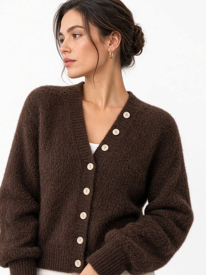 Cardigan brun à boutons clairs — vue de profil