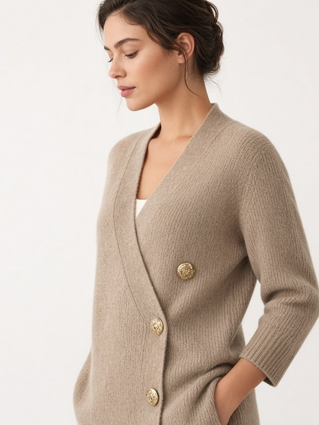 Cardigan taupe à devant croisé et boutons dorés — vue de profil