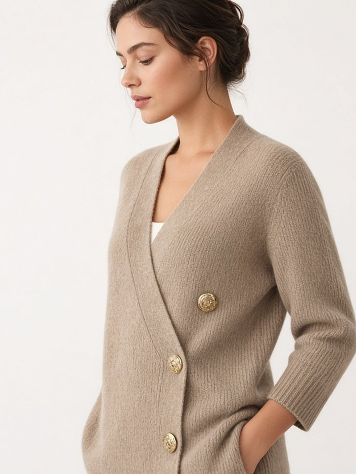 Cardigan taupe à devant croisé et boutons dorés — vue de profil