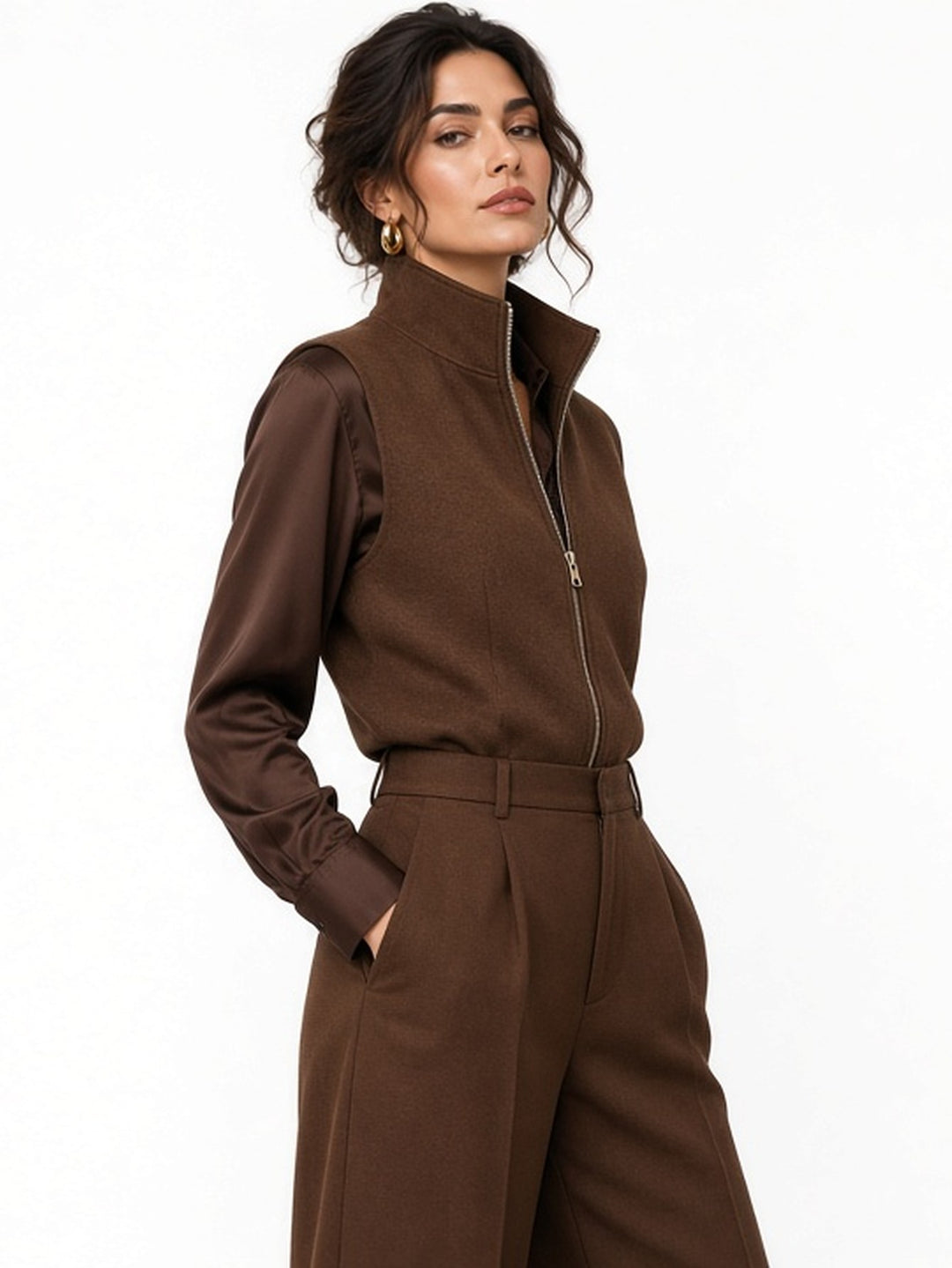 Ensemble brun avec gilet zippé — vue de profil. Soniel Paris.