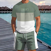 Ensemble t-shirt short deux coloris vert sauge et blanc — vue portée au bord d'une piscine tropicale