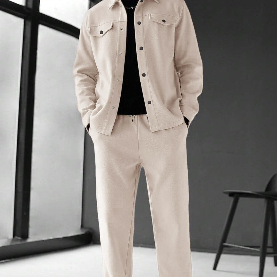 Ensemble veste boutonnée et pantalon beige — vue portée en pied