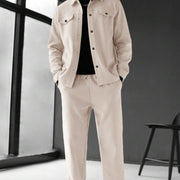 Ensemble veste boutonnée et pantalon beige — vue portée en pied