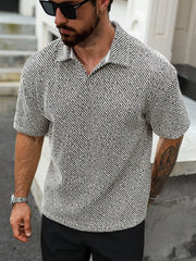T-shirt décontracté à manches courtes — vue portée de face, plan moyen
