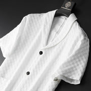 Ensemble polo et pantalon uni blanc — gros plan col châle et premiers boutons