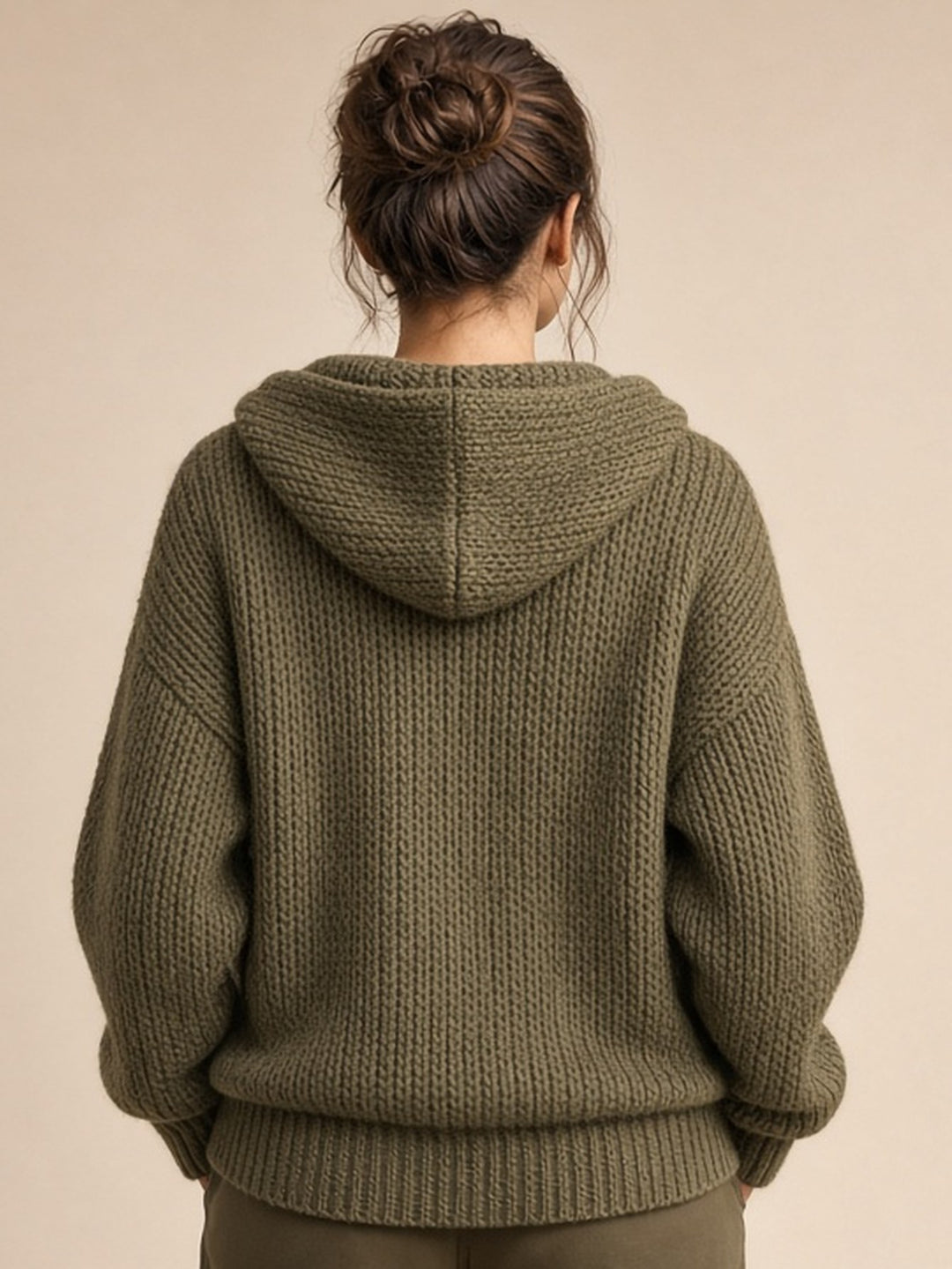 Veste en maille kaki à capuche — vue de dos. Soniel Paris.
