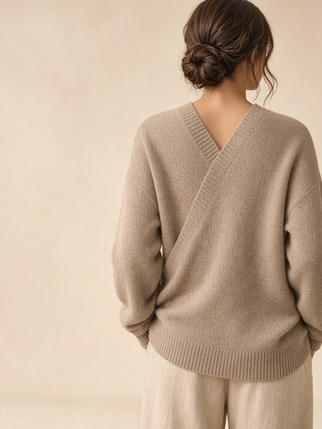 Cardigan taupe à devant croisé et boutons dorés — vue de dos