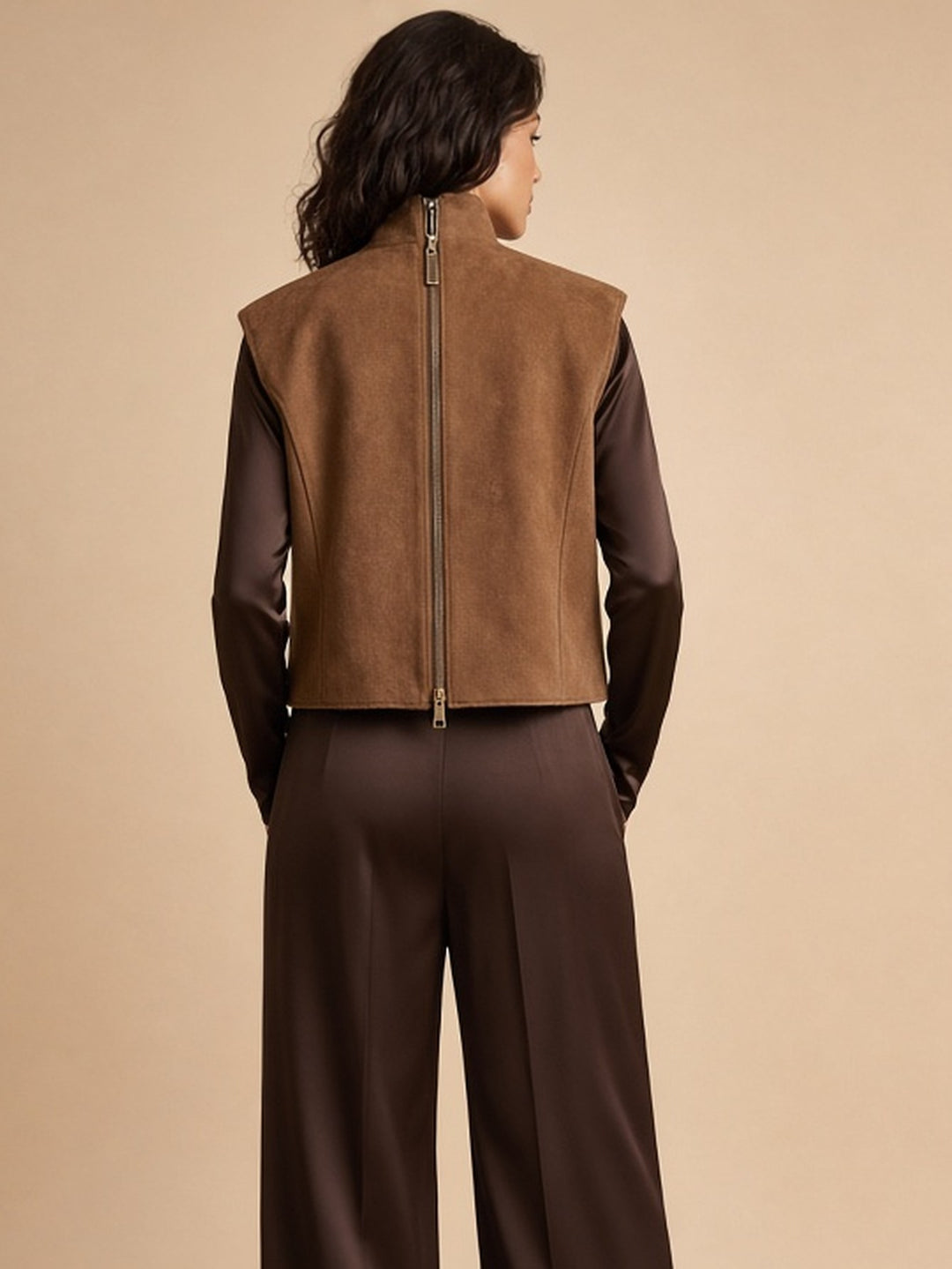 Ensemble brun avec gilet zippé — vue de dos. Soniel Paris.