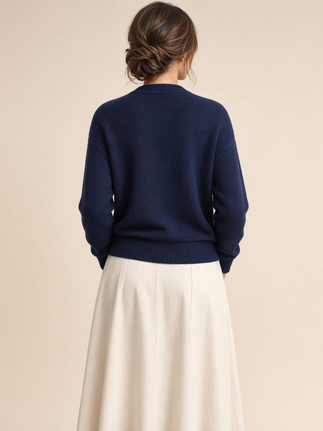 Ensemble pull bleu marine et jupe midi blanche — vue de dos