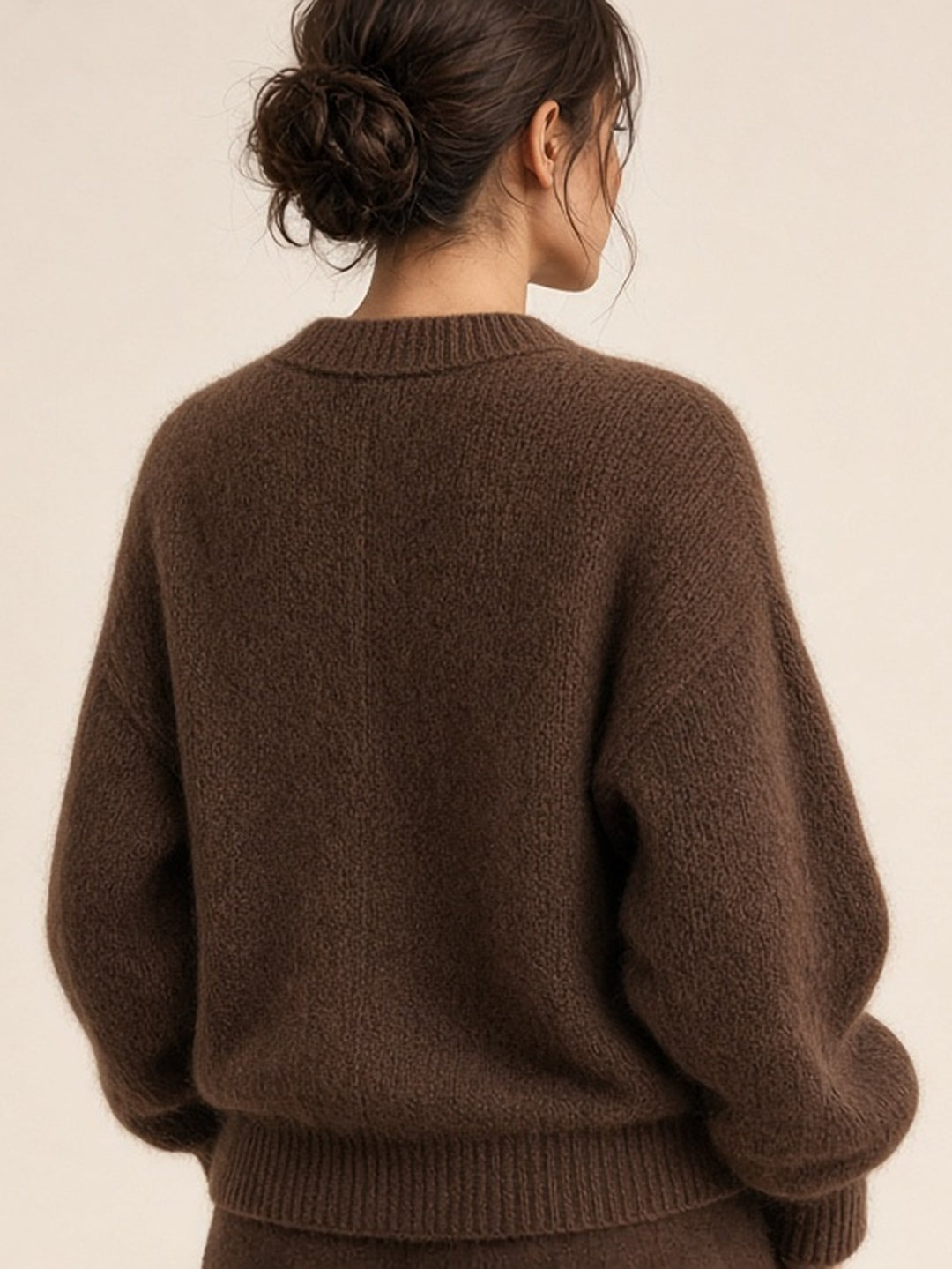 Cardigan brun à boutons clairs — vue de dos