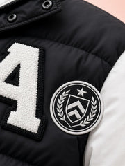 Blouson bicolore à capuche et écussons — Vue de détail
