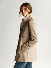 Manteau court kaki à épaulettes — vue portée de profil