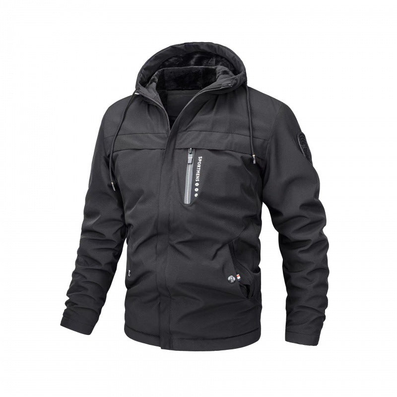 Veste sombre à capuche, vue de face, avec une poche zippée verticale à la poitrine.