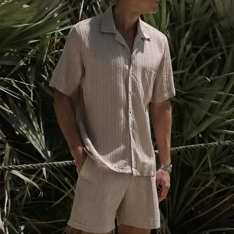 Ensemble deux pièces maille beige — vue portée en extérieur, cadre tropical