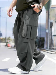 Pantalon cargo ample gris foncé — vue portée de profil, en marche