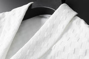 Ensemble polo et pantalon uni blanc — gros plan motif gaufré en relief sur le col