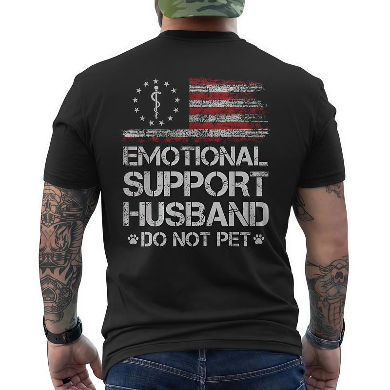 T-shirt noir motif drapeau — vu de dos porté, drapeau et texte imprimés au dos