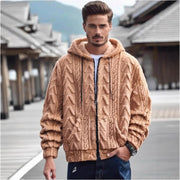 Veste à motifs en relief camel — vue portée de face, dans une rue de ville