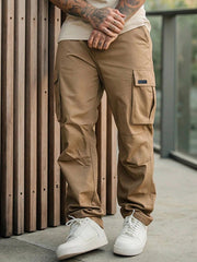 Pantalon cargo décontracté beige — vue portée de profil, en pied