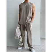 Ensemble sans manches pantalon ample gris taupe — vue portée en pied, sac crème à l'épaule