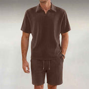 Ensemble polo col V brun, vue portée de face