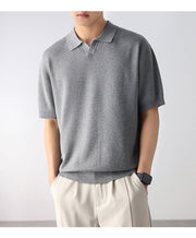 Polo pull-over à manches courtes gris — vue portée de face, mains dans les poches